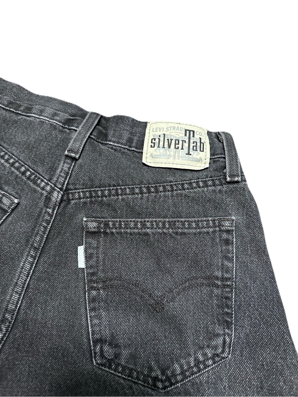 Levis SilverTab Mom Shorts Faded Black Light Wash Denim High Waisted Size 26 - Picture 3 of 6